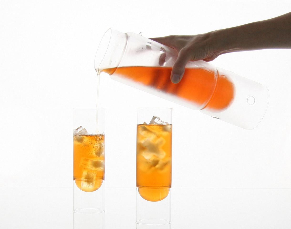 pouring ice tea from float tea lantern into float pilsner glasses